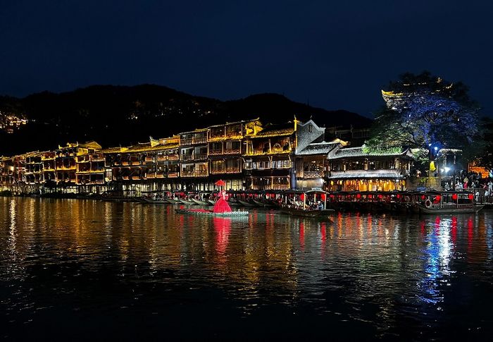 Phượng Hoàng Cổ Trấn thu hút bởi nét đặc trưng của văn hóa cổ đại Trung Quốc