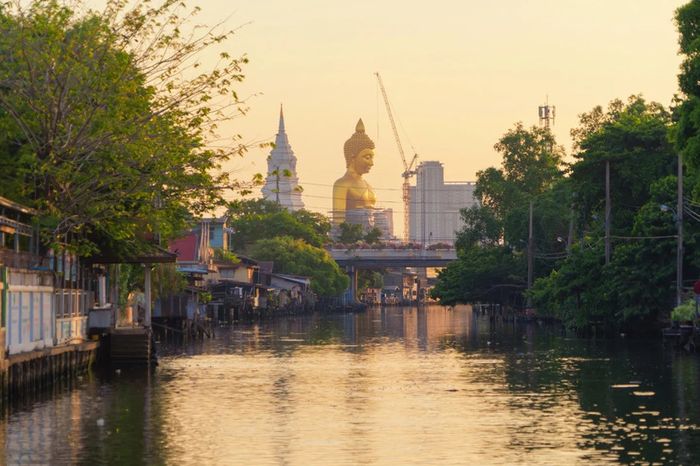 Wat Paknam Bhasicharoen ấn tượng vững chắc giữa lòng Bangkok, Thái Lan.