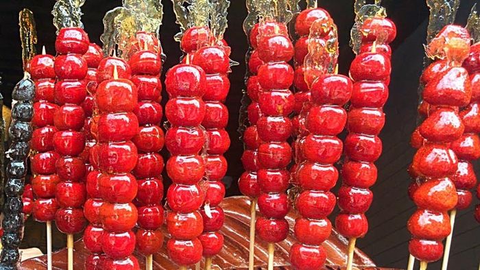 Kẹo hồ lô - một món ăn quen thuộc trong các bộ phim kiếm hiệp của Trung Quốc.