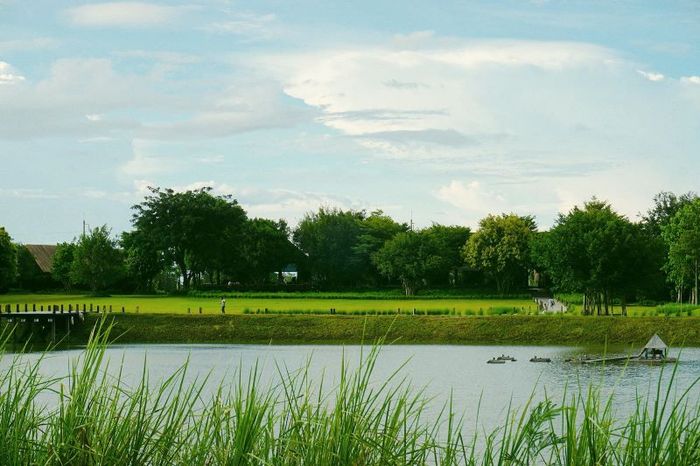 Kanchanaburi vẫn là một nơi thơ mộng, nằm bên dòng sông Kwai