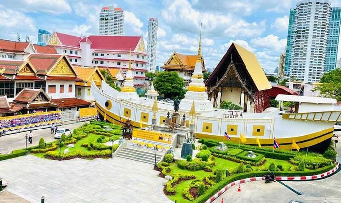 Tìm đến Chùa thuyền Wat Yan Nawa ở trung tâm Thủ đô Bangkok.