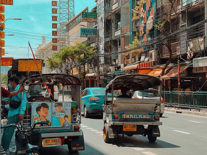 Nếu đi nhóm đông người, bạn có thể chọn di chuyển bằng xe tuk tuk để tiết kiệm thời gian.