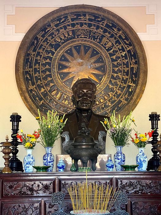Thăm quan Đền Thờ Phạm Hùng và thắp hương tưởng nhớ người anh hùng dân tộc 3