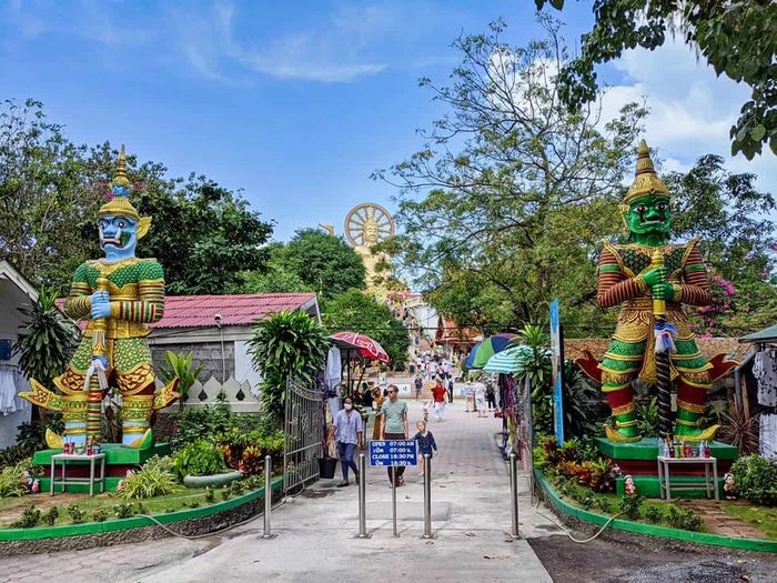 Wat Phra Yai, ngôi chùa Phật Lớn trang nghiêm trên ngọn đồi ở Thái Lan 9