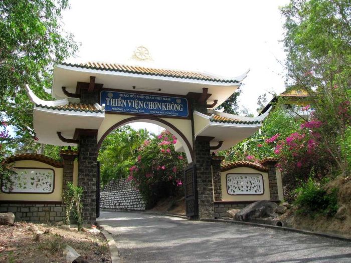Khung cảnh ở Thiền Viện Chơn Không Vũng Tàu – Nơi có bức tượng Phật bằng vàng khổng lồ 2