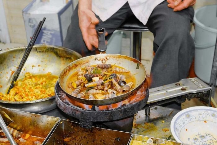 Chợ bà Hoa, nơi trữ lại hương vị đặc sản miền Trung giữa lòng Sài Gòn 7