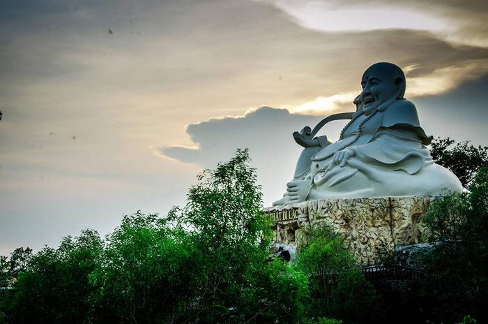 <p>2.7. Tham quan vườn thú và hệ thực vật phong phú</p> <p>Hồ Mây là nơi ở của hàng ngàn loài động vật và thực vật, bao gồm cả loài quý hiếm trong và ngoài nước. Du khách sẽ được nhìn thấy những loài vật mà trước đây chỉ thấy trong phim ảnh hoặc các chương trình thực tế về động vật. Bên cạnh đó, bạn còn được trải nghiệm hệ thực vật đa dạng của nhiều quốc gia khác nhau như rừng thông Caribe hay vườn hoa anh đào của Nhật Bản.</p>
