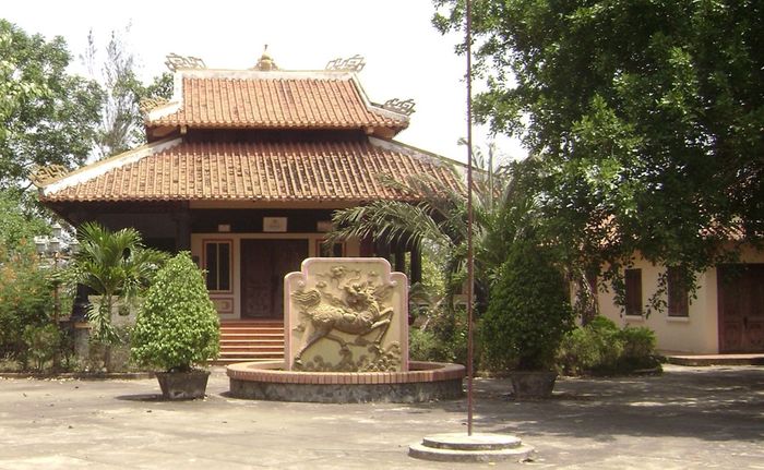Đình làng Vĩnh Long là nơi quan trọng trong việc bảo tồn và phát triển các giá trị văn hóa của cộng đồng.