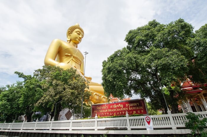 Wat Paknam Bhasicharoen lưu giữ sự uy nghiêm và vững chãi giữa trung tâm của Bangkok, Thái Lan.