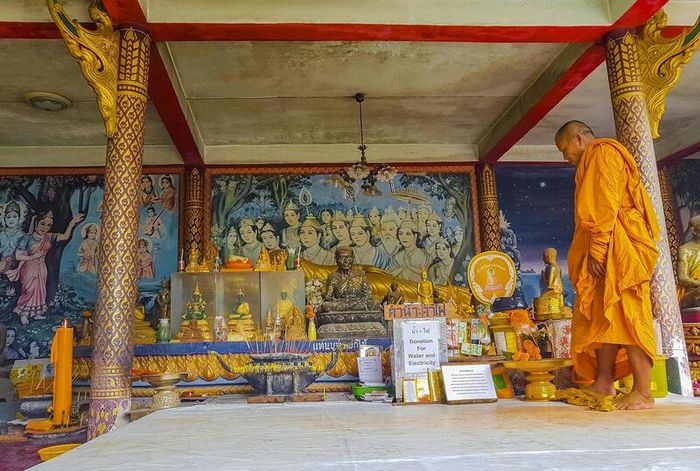 Wat Phra Yai, ngôi chùa Phật Lớn trang nghiêm trên ngọn đồi ở Thái Lan 7