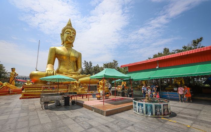 Wat Phra Yai, ngôi chùa Phật Lớn trang nghiêm trên ngọn đồi ở Thái Lan 6