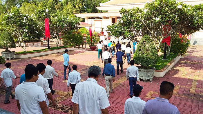 Thăm quan Đền Thờ Phạm Hùng và dâng hương lên người anh hùng dân tộc 4