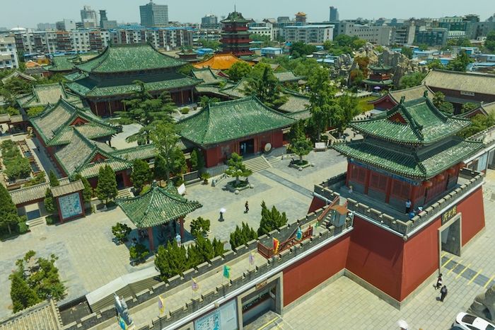 Phủ Khai Phong vẫn tiếp tục thể hiện vẻ đẹp kiến trúc hòa quyện giữa phong cách Đông và Tây đặc sắc.