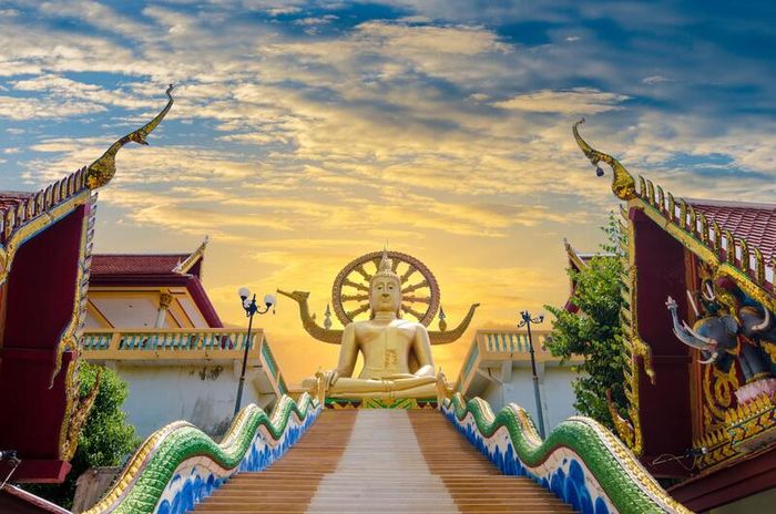 Wat Phra Yai, ngôi chùa Phật Lớn trang nghiêm trên đỉnh đồi ở Thái Lan