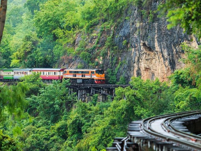 Kanchanaburi vẫn là một điểm đến thơ mộng, nằm bên dòng sông Kwai