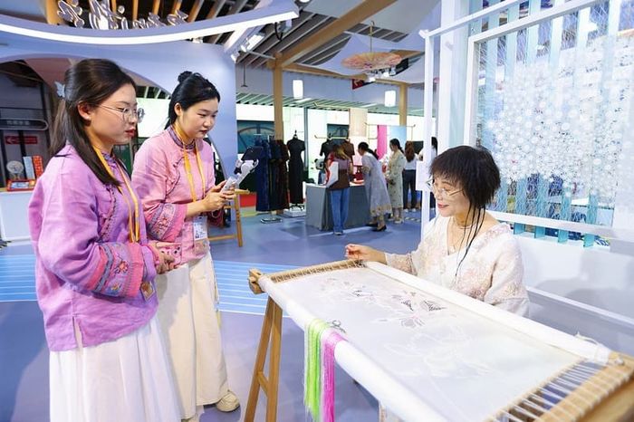 Khám phá vẻ đẹp thiên nhiên tươi đẹp của Chiết Giang Trung Quốc với dãy núi, dòng sông, những cảnh quan trữ tình.
