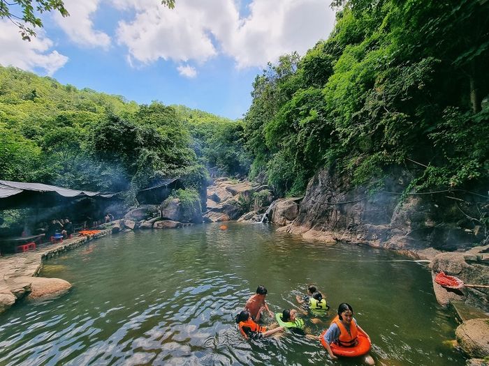 Tham gia tắm mát tại Suối Đá Vũng Tàu trong không gian tự nhiên là một trải nghiệm tuyệt vời.