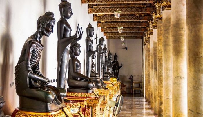 Wat Benchamabophit, ngôi chùa được dát từ đá cẩm thạch Ý, lộng lẫy tại Bangkok