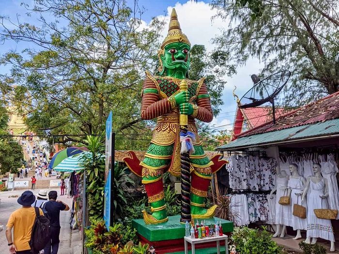 Wat Phra Yai, ngôi chùa Phật Lớn trang nghiêm trên ngọn đồi ở Thái Lan 3