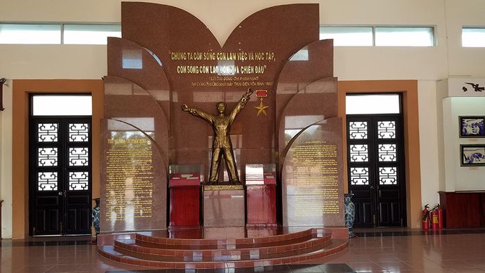Thăm quan Đền Thờ Phạm Hùng và dâng hương lên người anh hùng dân tộc 5