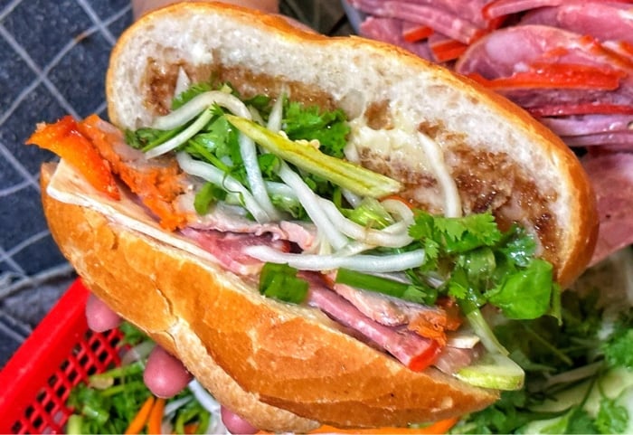 Top 9 cửa hàng bánh mì nổi tiếng và thơm ngon tại Sài Gòn số 9