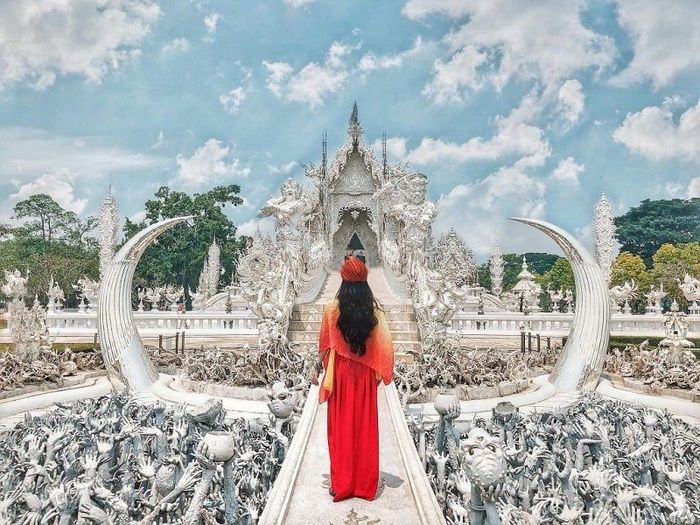 Chùa trắng Wat Rong Khun với hình dáng độc đáo nằm giữa đất Thái Lan.