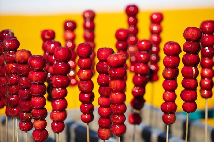 Kẹo hồ lô - một món ăn quen thuộc trong các bộ phim kiếm hiệp của Trung Quốc.
