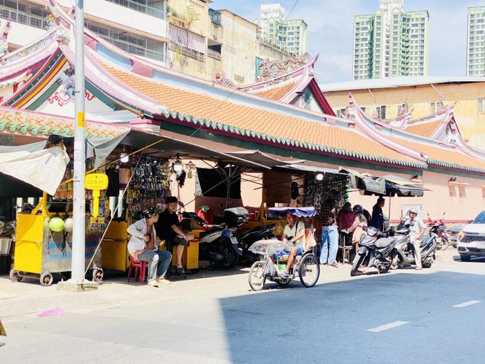 Tham quan chợ Phùng Hưng, một điểm du lịch lịch sử gần trăm năm ở Sài Gòn