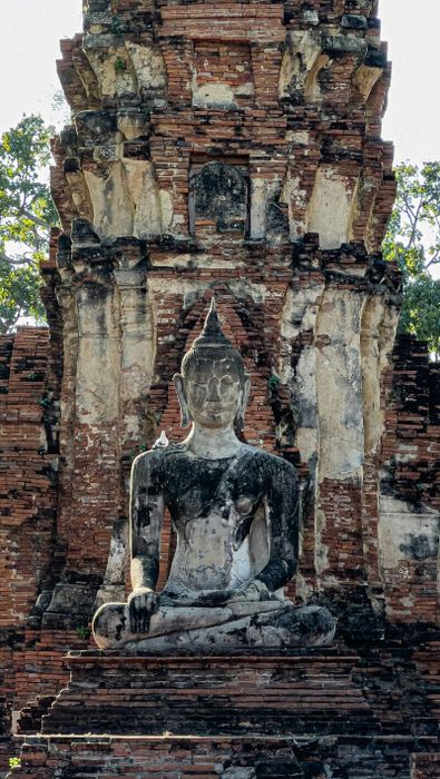 Theo lịch sử, việc khám phá Wat Mahathat ở Ayutthaya bắt đầu từ thế kỷ 8.