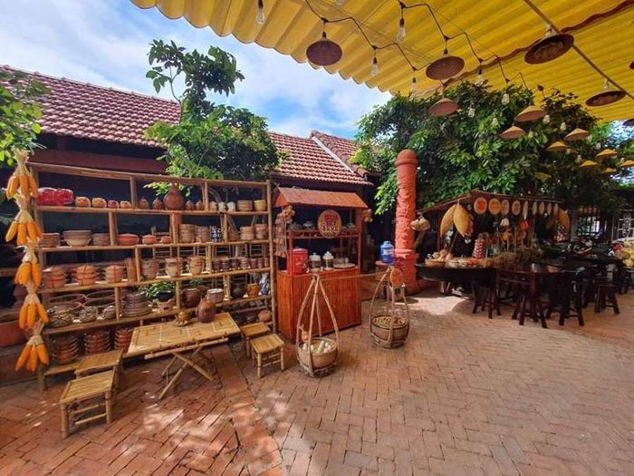 Khám phá các sản phẩm độc đáo tại nhà gốm Tư Buôi Vĩnh Long