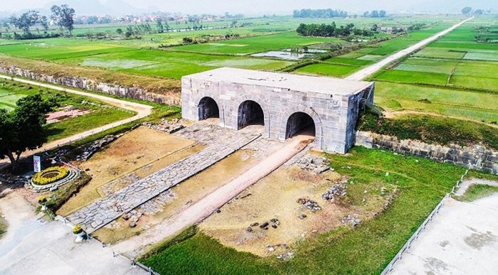 Thành nhà Hồ, một di tích độc đáo là thành cổ được làm bằng đá quý, chỉ còn lại 2/3 ban đầu.