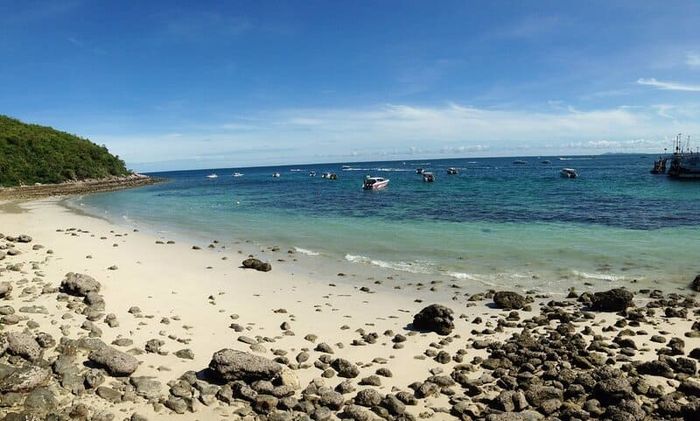 Koh Larn, hòn đảo san hô nổi tiếng, bên bờ biển xanh ngắt ở Pattaya.