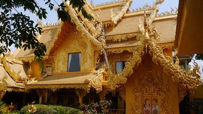 Chùa trắng Wat Rong Khun với dáng vẻ độc đáo đặt giữa đất Thái Lan.