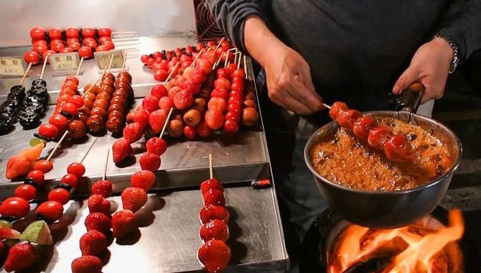 Kẹo hồ lô - một món ăn quen thuộc trong các bộ phim kiếm hiệp của Trung Quốc.