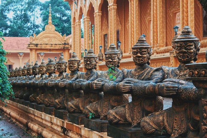 Khám phá vẻ đẹp của chùa Vàm Ray, ngôi chùa Khmer dát vàng lớn nhất vùng Tây Nam Bộ 8