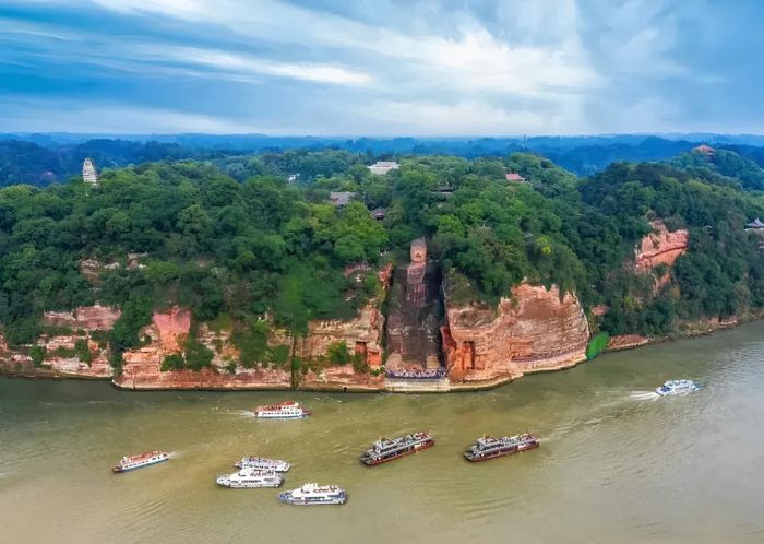 Tượng Đức Phật Lạc Sơn, một kỳ quan nghệ thuật độc đáo không giống ai