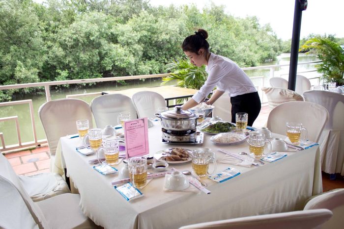 Trở về với không gian quê sông nước tại nhà hàng Sông Rạch Hào 7