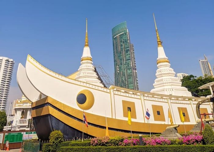 Khám phá Chùa thuyền Wat Yan Nawa ở trung tâm Thủ đô Bangkok.