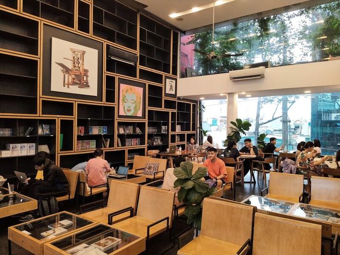 Các quán cafe sách ở Sài Gòn là nơi lý tưởng để bạn thư giãn và chiêm ngưỡng vẻ đẹp của từng từ ngữ