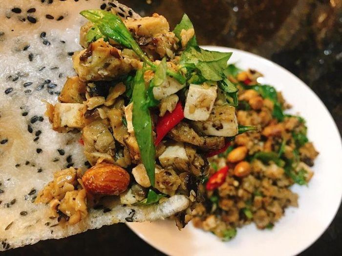 Chợ bà Hoa - thiên đường đặc sản miền Trung tại Sài Gòn, là điểm đến không thể bỏ qua cho những ai đam mê ẩm thực.