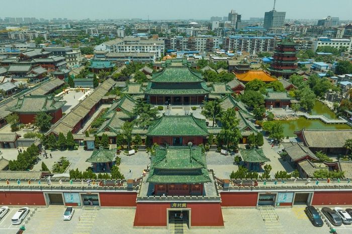 Phủ Khai Phong vẫn tiếp tục mang trong mình vẻ đẹp kiến trúc Đông Tây đặc sắc.
