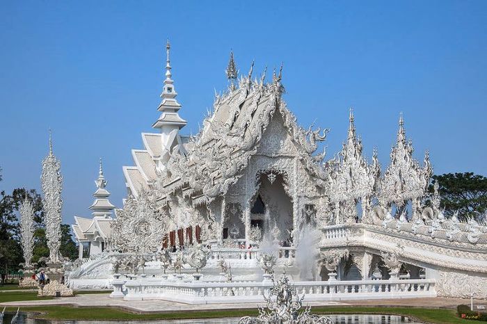 Chùa trắng Wat Rong Khun với hình dáng độc đáo nằm giữa đất Thái Lan.