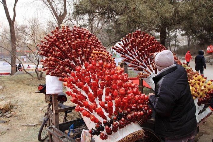 Kẹo hồ lô - một món ăn quen thuộc trong các bộ phim kiếm hiệp của Trung Quốc.