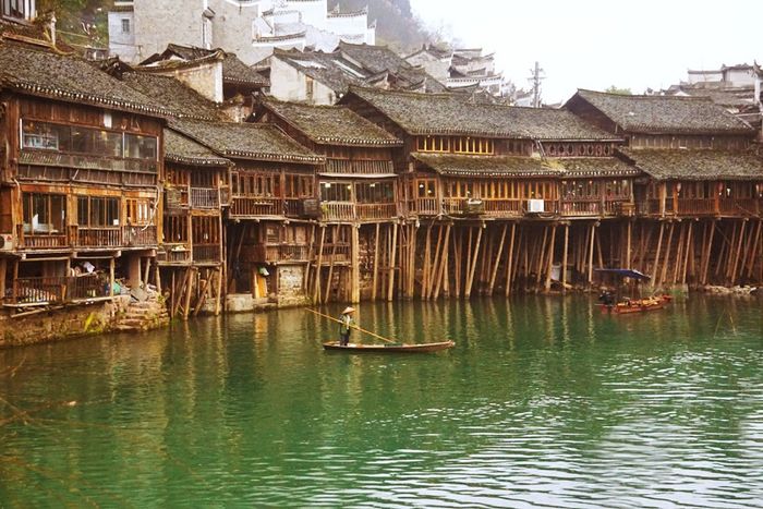 Phượng Hoàng Cổ Trấn thấm đầy văn hóa cổ đại của Trung Quốc