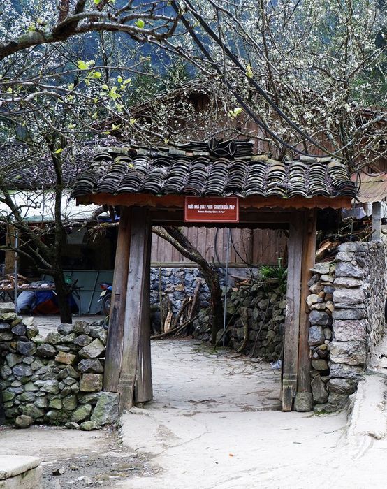 Có đến 4 khu nhà cổ ở Hà Giang với vẻ đẹp êm đềm đậm chất thơ.