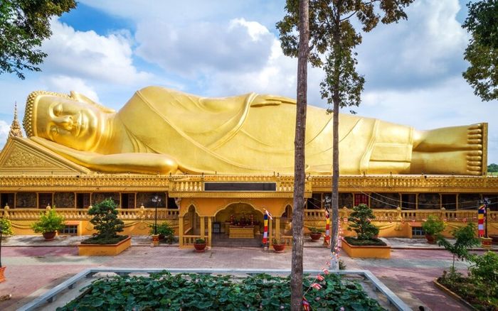 Khám phá vẻ đẹp của chùa Vàm Ray, ngôi chùa Khmer dát vàng lớn nhất vùng Tây Nam Bộ 10