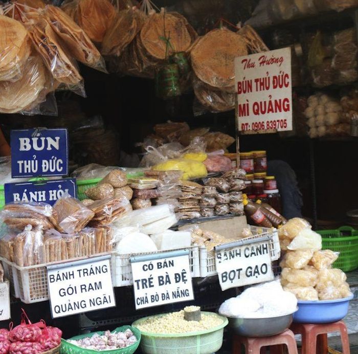 Chợ bà Hoa, nơi tìm về hương vị miền Trung giữa thủ đô Sài Gòn