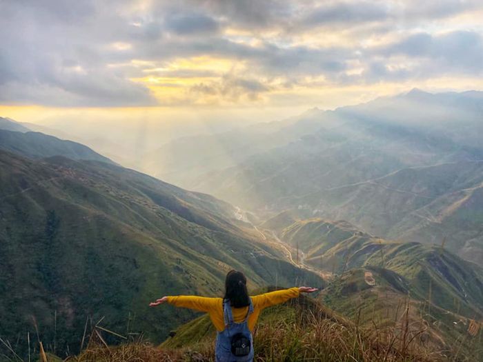 Khám phá vẻ đẹp hoang sơ trong hành trình 3 ngày trekking chinh phục sống lưng khủng long Tà Xùa