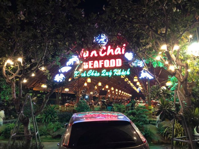 Thưởng thức bữa trưa giữa không gian gần gũi với thiên nhiên tại nhà hàng hải sản Vạn Chài 2