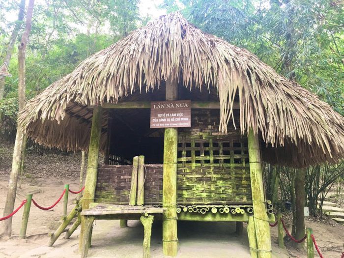 Hãy ghé thăm cây đa Tân Trào để tìm hiểu về một phần của lịch sử hào hùng của đất nước.